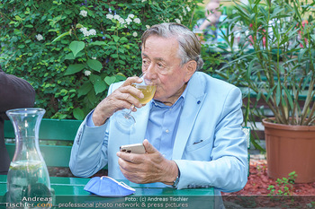 Buchpräsentation Mucha & Sommer - Schreiberhaus - Di 01.06.2021 - Richard LUGNER beim Heurigen, mit Handy und Weinglas41