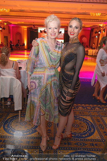 Silvia Schneider ist Tanz-Staatsmeisterin - Hotel InterContinental - Sa 26.06.2021 - Silvia SCHNEIDER mit Mutter Martha2