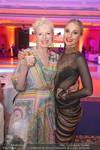Silvia Schneider ist Tanz-Staatsmeisterin - Hotel InterContinental - Sa 26.06.2021 - Silvia SCHNEIDER mit Mutter Martha3