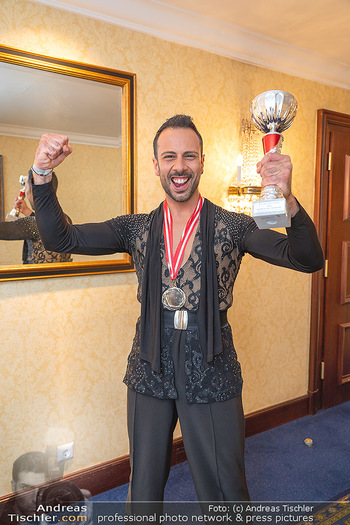 Silvia Schneider ist Tanz-Staatsmeisterin - Hotel InterContinental - Sa 26.06.2021 - Danilo CAMPISI mit Pokal und Medaille Platz 126