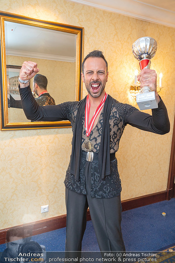Silvia Schneider ist Tanz-Staatsmeisterin - Hotel InterContinental - Sa 26.06.2021 - Danilo CAMPISI mit Pokal und Medaille Platz 127