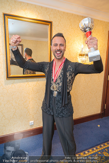 Silvia Schneider ist Tanz-Staatsmeisterin - Hotel InterContinental - Sa 26.06.2021 - Danilo CAMPISI mit Pokal und Medaille Platz 128