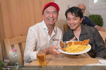 Vom Kolporteur zum Schnitzelwirt - Wiener Schnitzel Plaza - Di 06.07.2021 - Heribert KASPER, Nhut LA HONG5