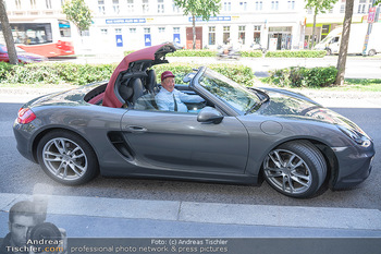 Vom Kolporteur zum Schnitzelwirt - Wiener Schnitzel Plaza - Di 06.07.2021 - Richard LUGNER im Porsche Cabrio14