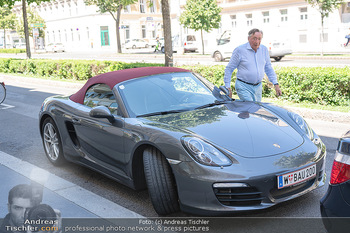 Vom Kolporteur zum Schnitzelwirt - Wiener Schnitzel Plaza - Di 06.07.2021 - Richard LUGNER im Porsche Cabrio15