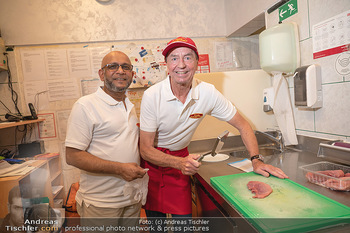 Vom Kolporteur zum Schnitzelwirt - Wiener Schnitzel Plaza - Di 06.07.2021 - Herr MAHBUB, Heribert KAPSER klopfen das 1-millionste Schnitzel18