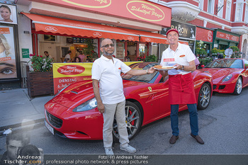 Vom Kolporteur zum Schnitzelwirt - Wiener Schnitzel Plaza - Di 06.07.2021 - Heribert KAPSER und Herr MAHBUB mit Ferrari vor dem Lokal26