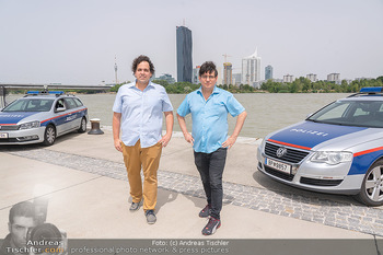 Setbesuch bei SOKO Donau - Filmset Wache am Handelskai, Wien - Di 13.07.2021 - Reinhard BINDER, Roman ROZNOVSKY (Robin Consult PR)4