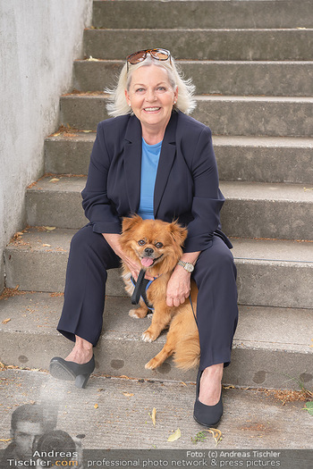 Setbesuch bei SOKO Donau - Filmset Wache am Handelskai, Wien - Di 13.07.2021 - Brigitte Gitti KREN mit Hund Louie5