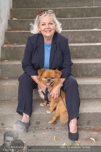 Setbesuch bei SOKO Donau - Filmset Wache am Handelskai, Wien - Di 13.07.2021 - Brigitte Gitti KREN mit Hund Louie6
