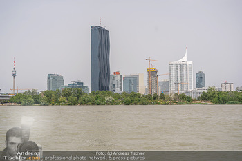 Setbesuch bei SOKO Donau - Filmset Wache am Handelskai, Wien - Di 13.07.2021 - Skyline Wien DC Tower Donauplatte Hochhaus UNO City11