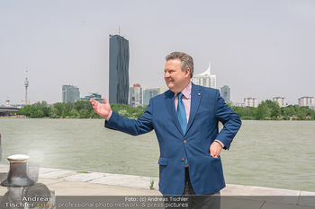 Setbesuch bei SOKO Donau - Filmset Wache am Handelskai, Wien - Di 13.07.2021 - Bürgermeister Michael LUDWIG vor Skyline Wien DC Tower Donaupla31