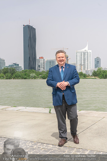 Setbesuch bei SOKO Donau - Filmset Wache am Handelskai, Wien - Di 13.07.2021 - Bürgermeister Michael LUDWIG vor Skyline Wien DC Tower Donaupla35