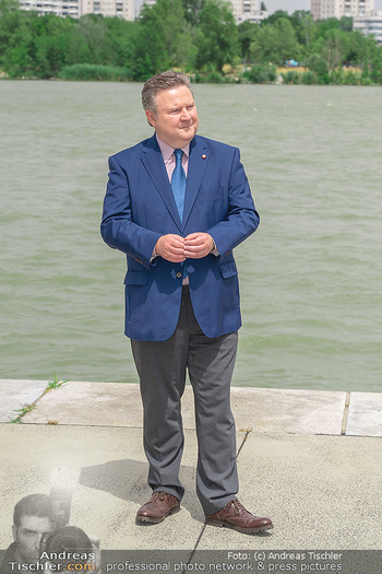Setbesuch bei SOKO Donau - Filmset Wache am Handelskai, Wien - Di 13.07.2021 - Bürgermeister Michael LUDWIG vor der Donau42