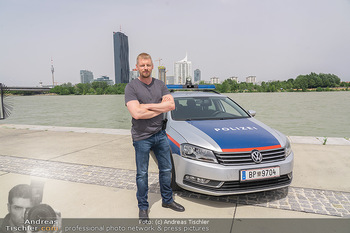 Setbesuch bei SOKO Donau - Filmset Wache am Handelskai, Wien - Di 13.07.2021 - Martin GRUBER (Portrait) mit Polizeiauto vor der Wiener Skyline 60