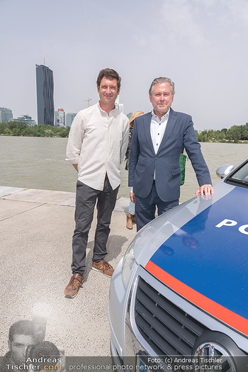 Setbesuch bei SOKO Donau - Filmset Wache am Handelskai, Wien - Di 13.07.2021 - Andreas KIENDL, Alexander WRABETZ, Polizeiauto vor Wiener Skylin68