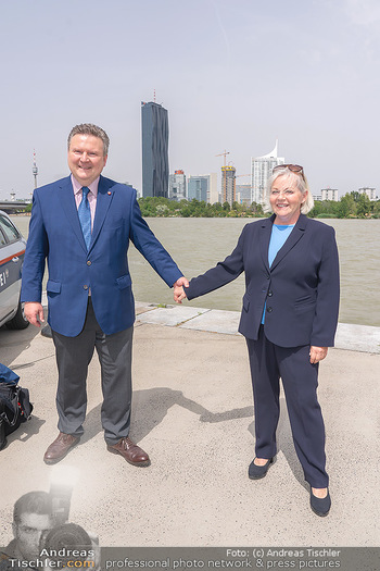 Setbesuch bei SOKO Donau - Filmset Wache am Handelskai, Wien - Di 13.07.2021 - Michael LUDWIG, Brigitte Gitti KREN vor Skyline an der Donau71