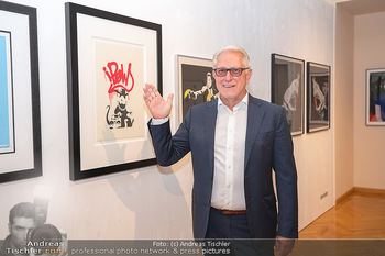 Icons of Pop and Street Art - Villa Bulfon, Velden - Do 22.07.2021 - Gerald HARTINGER, Galerist, vor Bansky Kunstwerken8