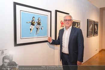 Icons of Pop and Street Art - Villa Bulfon, Velden - Do 22.07.2021 - Gerald HARTINGER, Galerist, vor Bansky Kunstwerken10