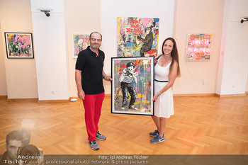 Icons of Pop and Street Art - Villa Bulfon, Velden - Do 22.07.2021 - Burkhard ERNST mit Ehefrau Katharina mit gekauftem Kunstwerk54