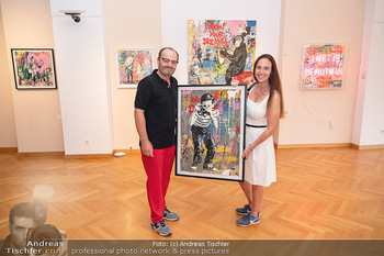 Icons of Pop and Street Art - Villa Bulfon, Velden - Do 22.07.2021 - Burkhard ERNST mit Ehefrau Katharina mit gekauftem Kunstwerk55