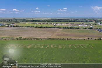 Biofeldtage Tag 2 - Seehof, Donnerskirchen - Sa 07.08.2021 - Schriftzug Biofeldtage 2021 in Feld gemäht von oben, Luftbild, 314
