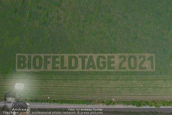 Biofeldtage Tag 2 - Seehof, Donnerskirchen - Sa 07.08.2021 - Schriftzug Biofeldtage 2021 in Feld gemäht von oben, Luftbild, 317