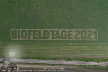 Biofeldtage Tag 2 - Seehof, Donnerskirchen - Sa 07.08.2021 - Schriftzug Biofeldtage 2021 in Feld gemäht von oben, Luftbild, 318