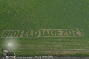 Biofeldtage Tag 2 - Seehof, Donnerskirchen - Sa 07.08.2021 - Schriftzug Biofeldtage 2021 in Feld gemäht von oben, Luftbild, 319