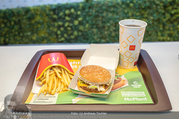 McPlant Präsentation - McDonalds Schwedenplatz - Mo 16.08.2021 - der neue, fleischlose Burger McPlant mit Pommes und CocaCola, Me45