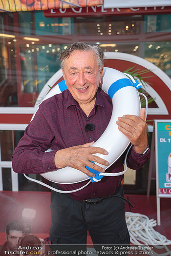 Lugner LoveBoat Casting - Lugner City, Wien - Di 17.08.2021 - Richard LUGNER (Portrait mit Rettungsring, Schwimmreifen)13