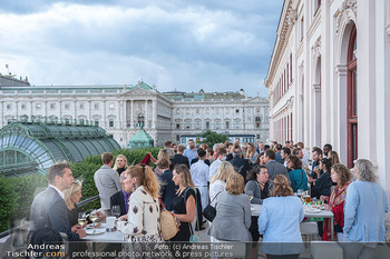 Ausstellungseröffnung american photography - Albertina, Wien - Mo 23.08.2021 - Gäste auf der Terrasse der Albertina, im Hintergrund Palmenhaus47