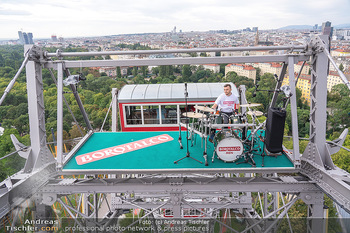 Borotalco Weltrekord - Riesenrad, Wien - Do 26.08.2021 - Drummer Erich BLIE auf der Plattform am Riesenrad, Blick über W1