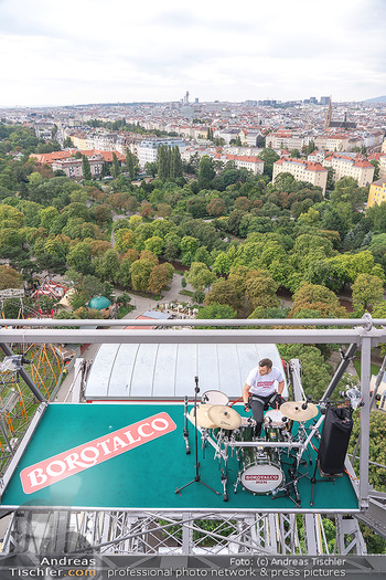 Borotalco Weltrekord - Riesenrad, Wien - Do 26.08.2021 - Drummer Erich BLIE auf der Plattform am Riesenrad, Blick über W34