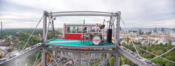 Borotalco Weltrekord - Riesenrad, Wien - Do 26.08.2021 - Drummer Erich BLIE auf der Plattform am Riesenrad, Blick über W43