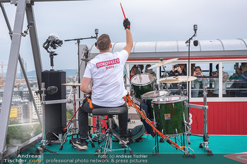 Borotalco Weltrekord - Riesenrad, Wien - Do 26.08.2021 - Drummer Erich BLIE auf der Plattform am Riesenrad, Blick über W50
