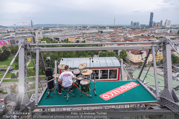 Borotalco Weltrekord - Riesenrad, Wien - Do 26.08.2021 - Drummer Erich BLIE auf der Plattform am Riesenrad, Blick über W53