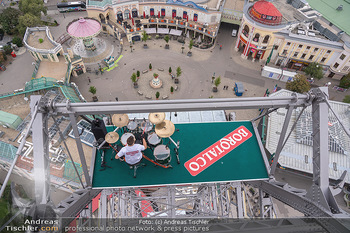 Borotalco Weltrekord - Riesenrad, Wien - Do 26.08.2021 - Drummer Erich BLIE auf der Plattform am Riesenrad, Blick über W55