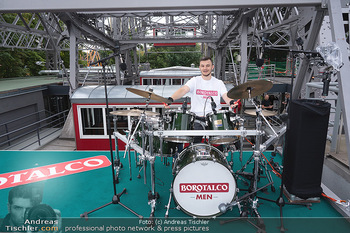 Borotalco Weltrekord - Riesenrad, Wien - Do 26.08.2021 - Drummer Erich BLIE auf der Plattform am Riesenrad, Blick über W63