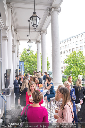 20 Jahre Woman - Palais Coburg - Do 26.08.2021 - Gäste auf der Terrasse86