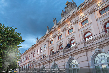 Ausstellungseröffnung Hubert Scheibl - Albertina, Wien - Mo 30.08.2021 - Albertina von außen, Terrasse69