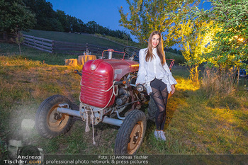 Rencontre a la campagne - Gery Keszlers Bauernhof, Burgenland - Sa 04.09.2021 - Nina HARTMANN mit altem Traktor45