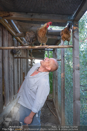 Besuch bei Gery Keszler - Bauernhof, Südburgenland - Sa 04.09.2021 - Gery KESZLER mit seinen Hühnern8