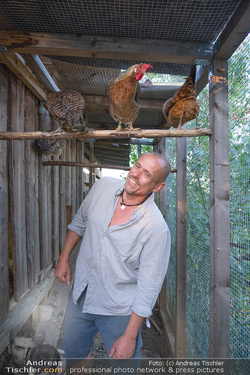 Besuch bei Gery Keszler - Bauernhof, Südburgenland - Sa 04.09.2021 - Gery KESZLER mit seinen Hühnern9
