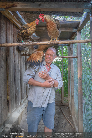 Besuch bei Gery Keszler - Bauernhof, Südburgenland - Sa 04.09.2021 - Gery KESZLER mit seinen Hühnern13