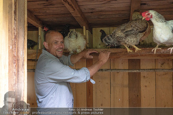 Besuch bei Gery Keszler - Bauernhof, Südburgenland - Sa 04.09.2021 - Gery KESZLER mit seinen Hühnern14