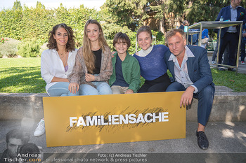 ORF Serienmontag Pressetermin - Interspot Filmstudios - Fr 10.09.2021 - Familiensache Fernsehfamilie mit Kindern, Katrin LUX, Robert STA37