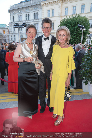 Fundraising Dinner - Albertina, Wien - Di 14.09.2021 - Elisabeth GÜRTLER mit Sohn Georg und dessen Freundin Eva53
