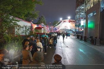 Premiere Zirkus Louis Knie - Zirkuszelt bei der Donaumarina, Wien - Mi 22.09.2021 - großer Andrang, Menschenmassen vor dem Eingang, Zirkuszelt53