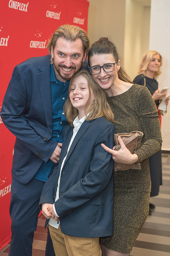 Kinopremiere ´Klammer - chasing the line´ - Cineplexx Milennium City, Wien - Mi 27.10.2021 - Familie Andreas und Elisabeth SCHMIED mit Sohn37
